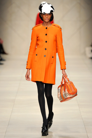 Jourdan Dunn в оранжевом шерстяном пальто, Burberry Prorsum