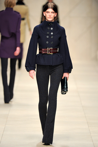 Valerija Kelava в коротком шерстяном пальто с поясом и длинных черных брюках, Burberry Prorsum