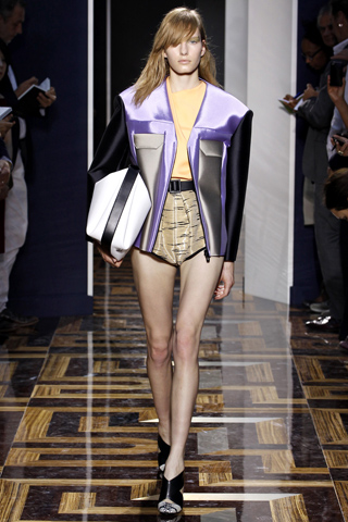 Marique Schimmel в куртке oversized и коротеньких пестрых шортах, Balenciaga
