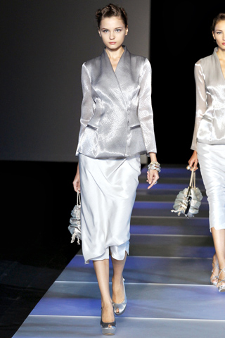 Маша Ирисова в юбке и двубортном пиджаке без пуговиц, Giorgio Armani