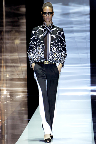 Joan Smalls в черно-белом пятнистом пиджаке и черных брюках с лампасами, Gucci