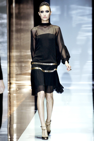 Shu Pei Qin в черной плиссированной юбке и маленьком черном топе с прозрачным верхом, Gucci
