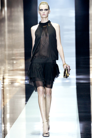 Sigrid Agren в полупрозрачной черной блузке и плиссированной многослойной юбке, Gucci