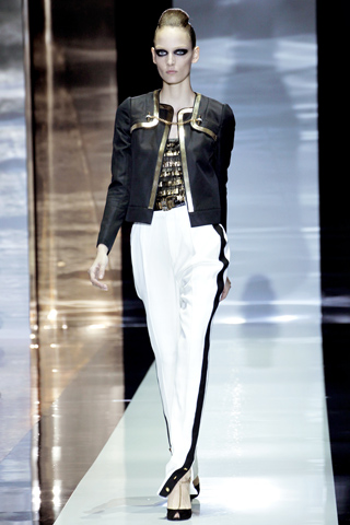 Zuzanna Bijoch в коротком черном жакете с золотистой оторочкой и белых широких брюках с лампасами, Gucci
