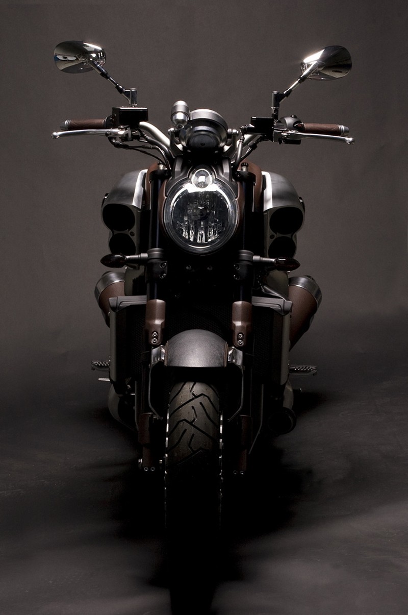 Мотоцикл Yamaha VMAX спереди