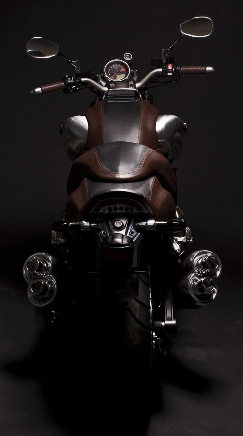Мотоцикл Yamaha VMAX сзади