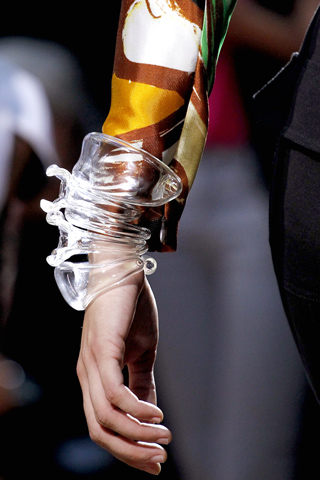 Экстравагантные браслеты из прозрачного пластика Balenciaga