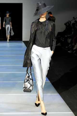 Agnese Zogla в белых брюках, черной блузке, черной куртке и широкополой шляпе, Giorgio Armani