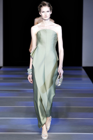 Johanna Gronholm в длинном платье в пол без бретелек фисташкового цвета, Giorgio Armani