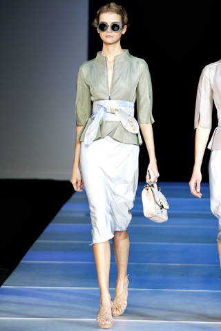 Ramona Chmura в белой юбке средней длины и жакете с повязанным на талии платком, Giorgio Armani