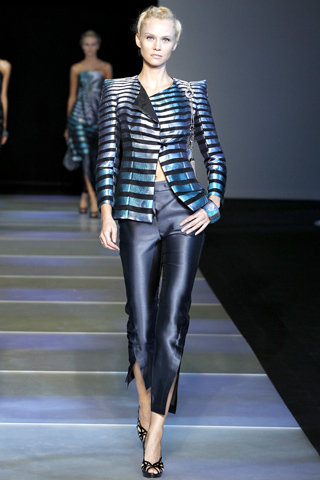 Вероника Поспешилова в синих шелковых брюках и жакете в широкую горизонтальную полоску, Giorgio Armani