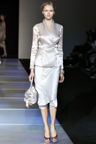 Вика Миронова в блестящем серебристом пиджаке и светлой шелковой юбке, Giorgio Armani
