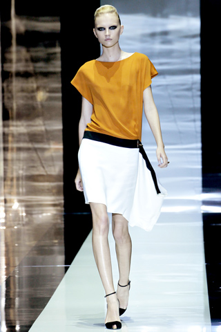 Anabela Belikova в белой асимметричной юбке и оранжевом топе а-ля летучая мышь, Gucci