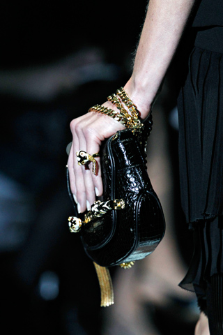 Маленькая женская кожаная сумочка с золотистой цепочкой-ремешком Gucci